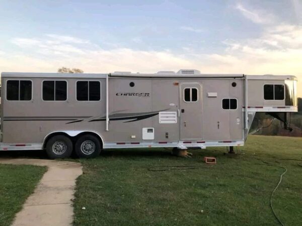 2012 3 Horse Slant Load with CHARGER 9' Living Quarters