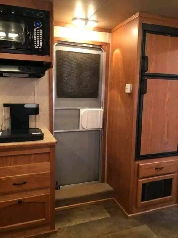 2012 3 Horse Slant Load with CHARGER 9' Living Quarters