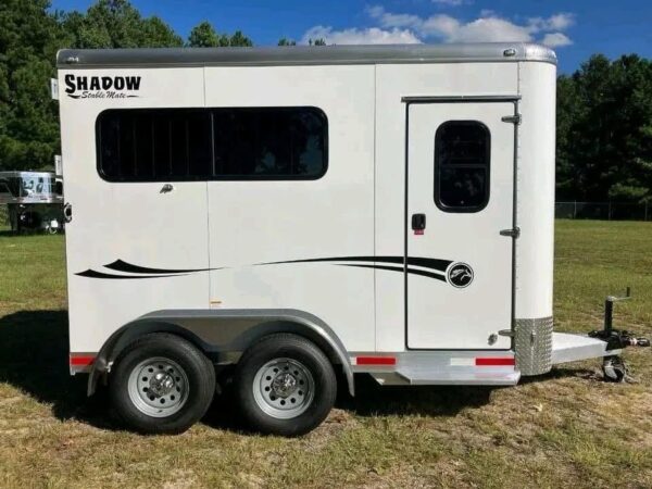 Get on the road in this lightweight yet rugged 2 Horse Straight Load...SUV friendly, this aluminum beauty has the features you'll love without breaking the bank! Only