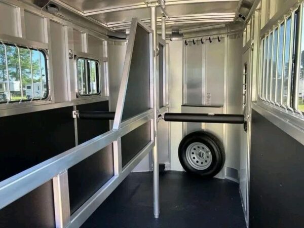 Get on the road in this lightweight yet rugged 2 Horse Straight Load...SUV friendly, this aluminum beauty has the features you'll love without breaking the bank! Only