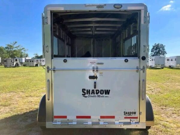 Get on the road in this lightweight yet rugged 2 Horse Straight Load...SUV friendly, this aluminum beauty has the features you'll love without breaking the bank! Only