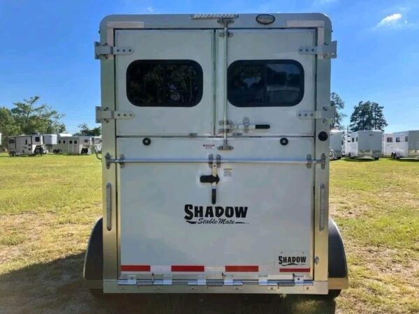 Get on the road in this lightweight yet rugged 2 Horse Straight Load...SUV friendly, this aluminum beauty has the features you'll love without breaking the bank! Only