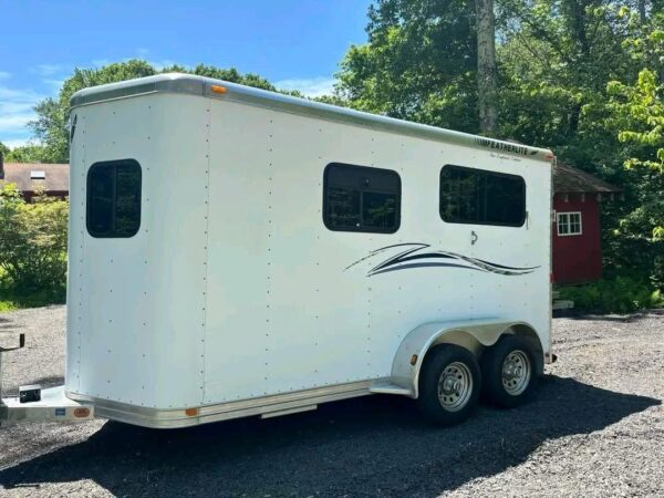 PENDING SALE. FEATHERLITE 2H Straight load w ramp.