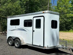 PENDING SALE. FEATHERLITE 2H Straight load w ramp.