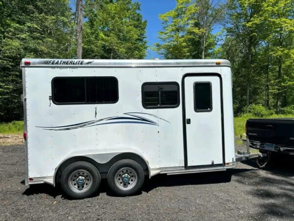PENDING SALE. FEATHERLITE 2H Straight load w ramp.