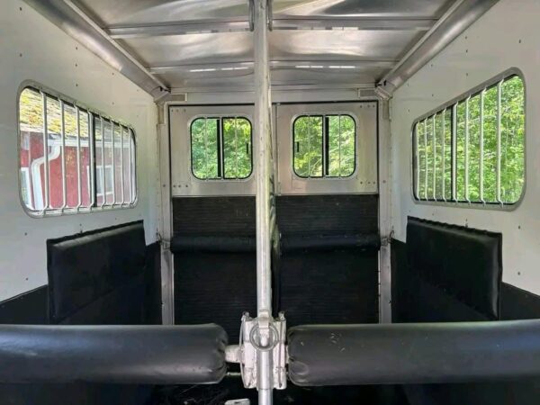 PENDING SALE. FEATHERLITE 2H Straight load w ramp.