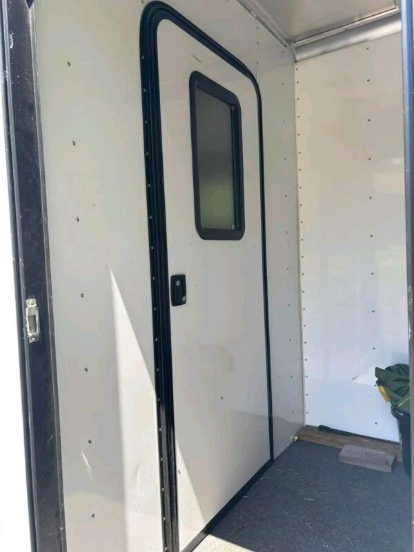 PENDING SALE. FEATHERLITE 2H Straight load w ramp.