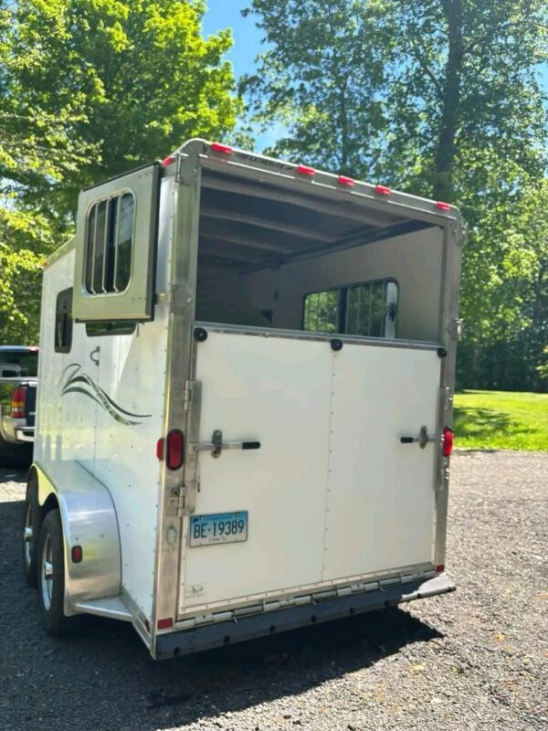 PENDING SALE. FEATHERLITE 2H Straight load w ramp.