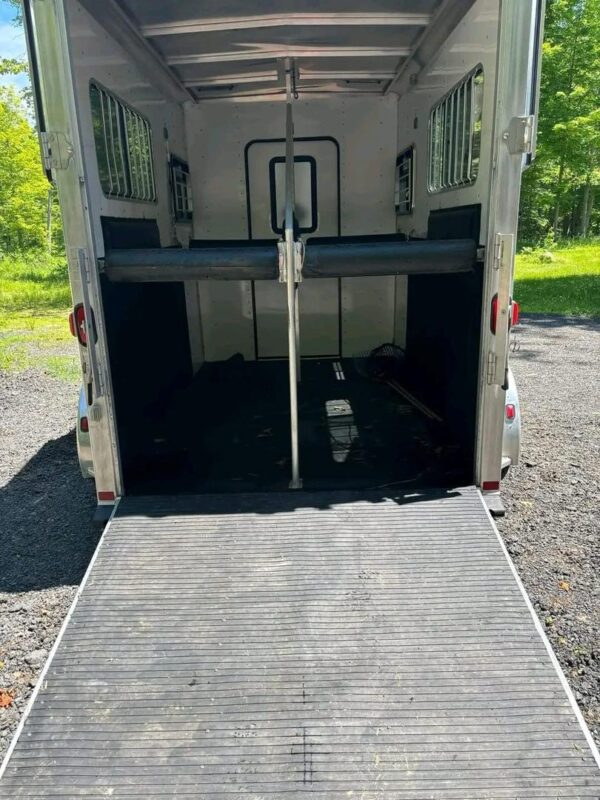 PENDING SALE. FEATHERLITE 2H Straight load w ramp.