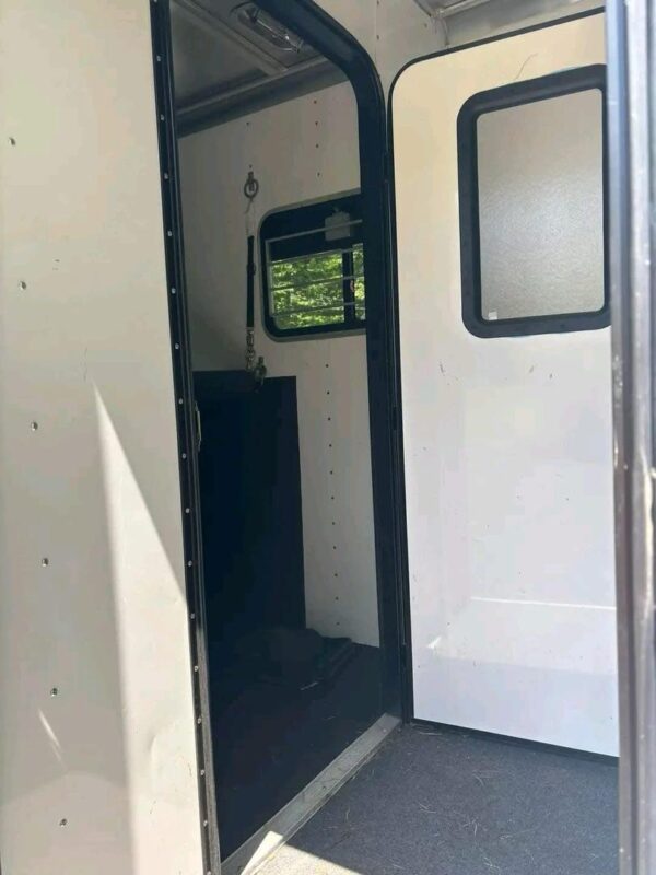 PENDING SALE. FEATHERLITE 2H Straight load w ramp.