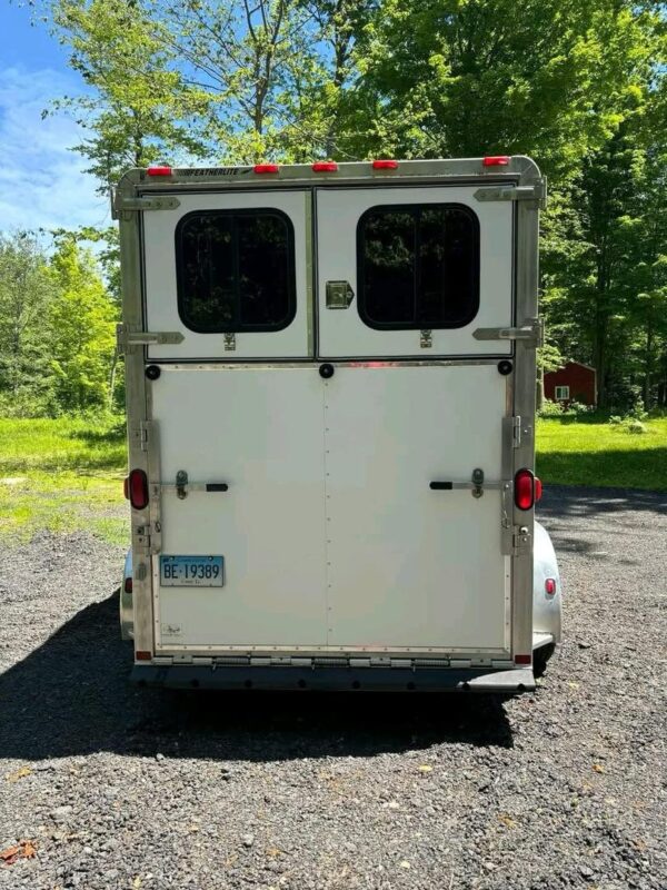 PENDING SALE. FEATHERLITE 2H Straight load w ramp.