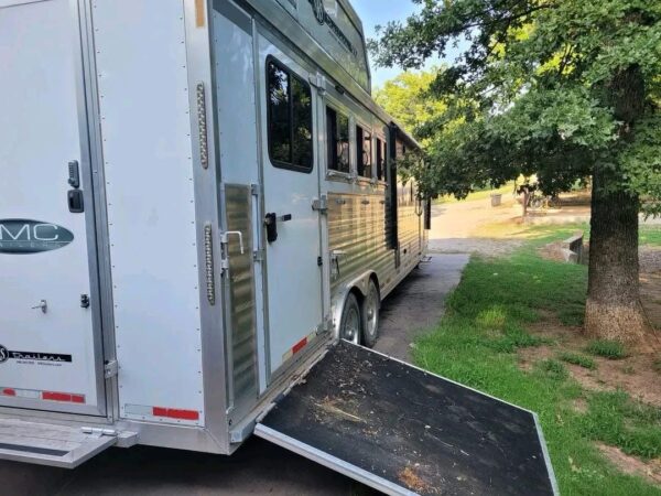 2019 SMC LARAMIE 4 HORSE SLANT LOAD TRAILER